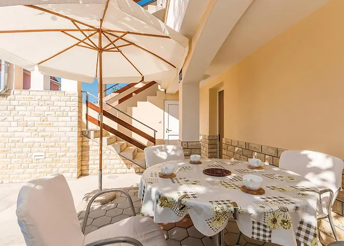2 Bedroom Awesome In Apartamento Bibinje