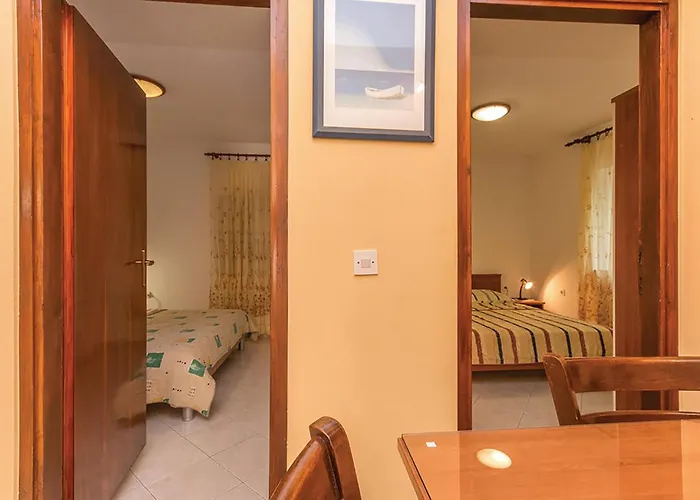 2 Bedroom Awesome In Appartamento Bibinje